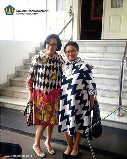 Retno Marsudi dengan Batik Indonesia Motif Tirtotejo
