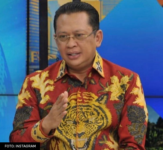 Bambang Soesatyo dengan Batik Motif Harimau