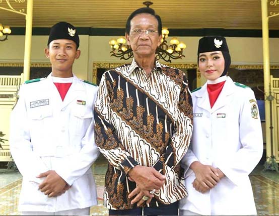 sri sultan hamengkubuwono X dengan batik indonesia motif parang rusak gendreh